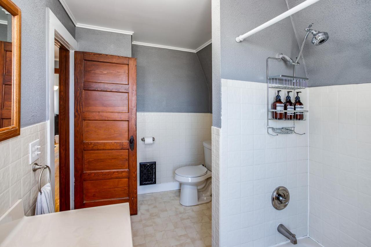 Spacious Home With In-Unit Laundry, Parking, 1Gb Wifi, & Patio Deck Rochester Ngoại thất bức ảnh