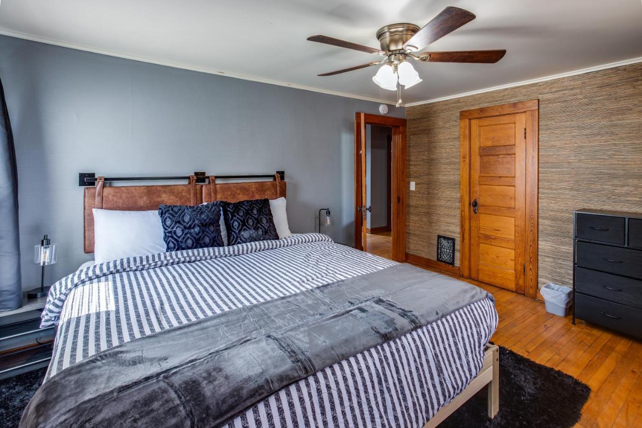 Spacious Home With In-Unit Laundry, Parking, 1Gb Wifi, & Patio Deck Rochester Ngoại thất bức ảnh